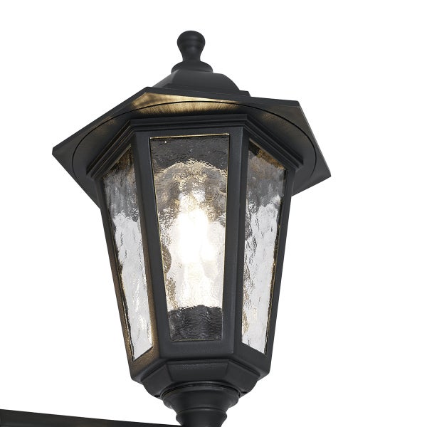 Klassische schwarze Außenwandleuchte aus Metall mit strukturierten Glasscheiben.