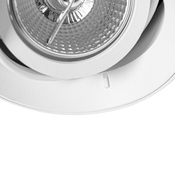 Nahaufnahme eines runden weißen LED Einbaustrahlers mit facettiertem Reflektor und schwenkbarem Rahmen.
