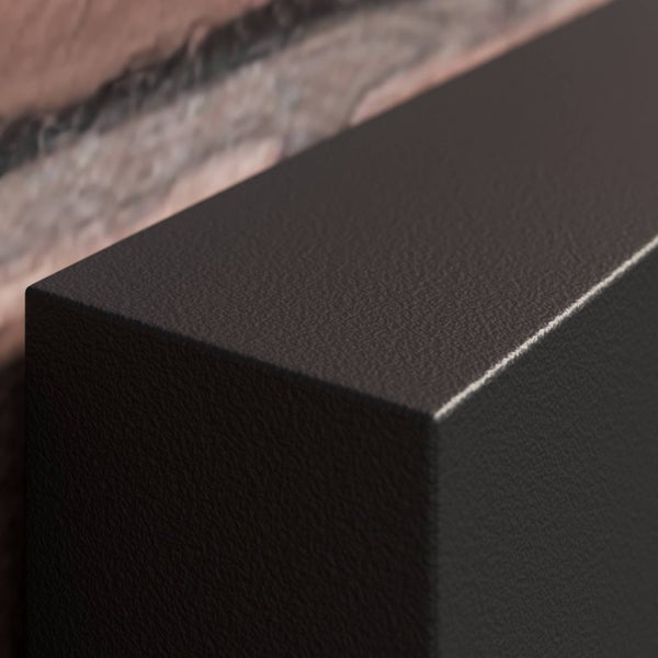 Nahaufnahme einer rechteckigen Außenwandleuchte mit matt-strukturierter Oberfläche in Anthrazit an einer Backsteinwand.