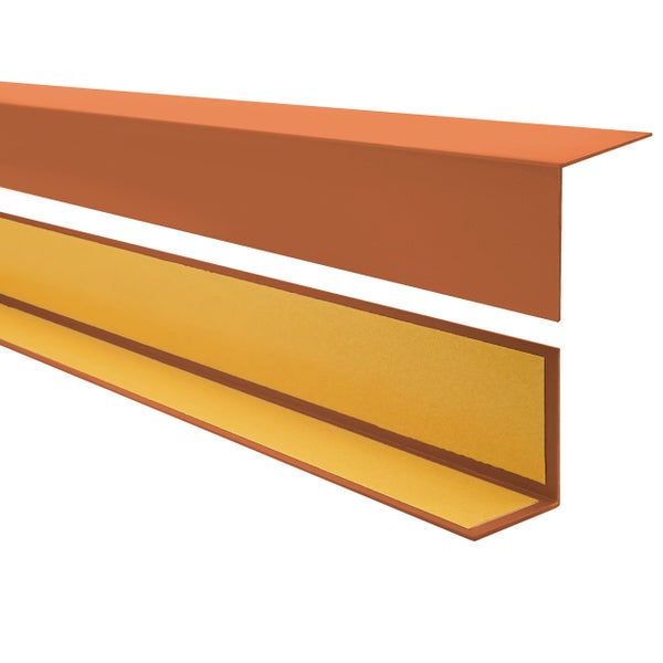 Heller Innenraum mit einer Wandkante, die durch ein Profil akzentuiert ist, daneben ein Sideboard aus Holz und eine Zimmerpflanze vor einem Fenster.