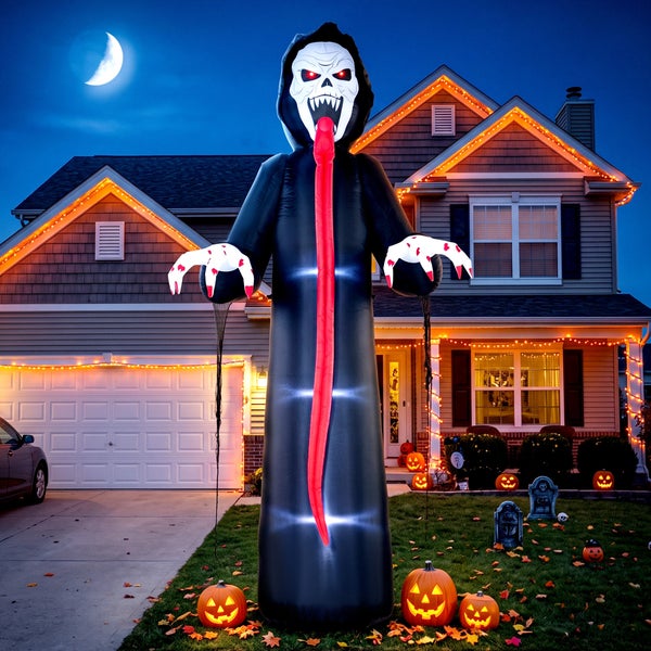 Aufblasbare Geisterfigur als Halloween Dekoration für den Außenbereich vor einem Wohnhaus mit Gartenbeleuchtung und Kürbissen.