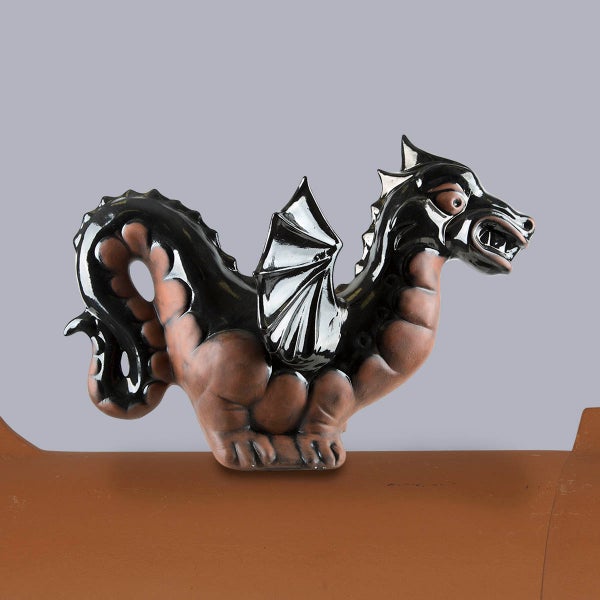 Firstfigur Drache aus Ton, dekorativer Dachschmuck für den Firstziegel.