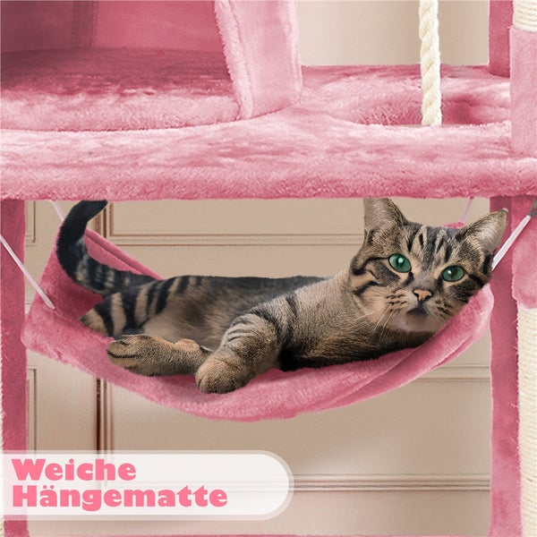 Katze entspannt in einer Hängematte an einem Katzenkratzbaum