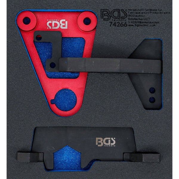 Motor-Einstellwerkzeug-Satz von BGS Technic bestehend aus einer roten Halteplatte und schwarzen Arretierwerkzeugen in Schaumstoff. BGS Technic Logo.