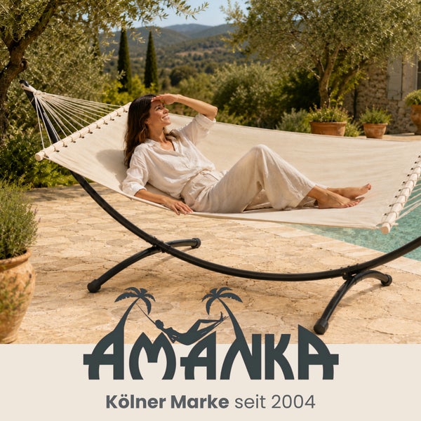 Frau entspannt in einer cremefarbenen Hängematte mit schwarzem Metallgestell auf einer hellen Terrasse am Pool. Amanka Logo.