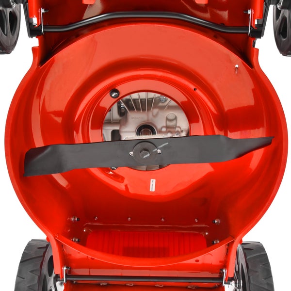 Unteransicht eines Rasenmähers mit rotem Mähdeck und schwarzem Schneidmesser.