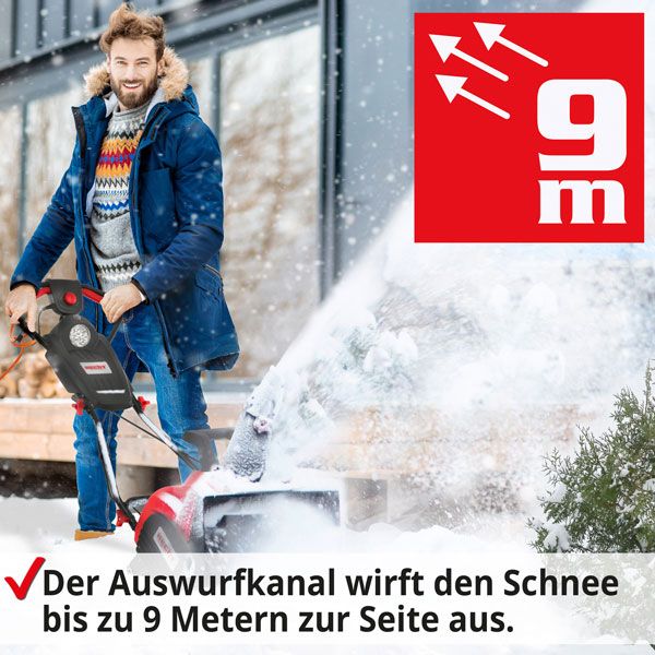Ein Mann benutzt eine Schneefräse, die Schnee bis zu 9 Meter weit schleudert.