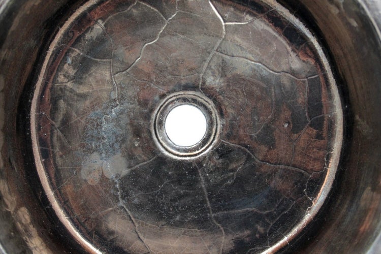 Nahaufnahme eines Waschbeckens mit Abflussloch