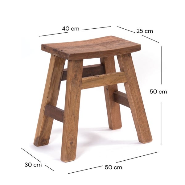 Dekorative Szene mit Holzhocker, Pflanzschale und Deko-Schafen auf Stroh