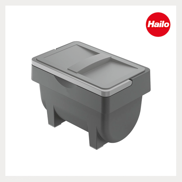 Grauer Kunststoff-Einsatzbehälter von Hailo mit Deckel und Hailo Logo.