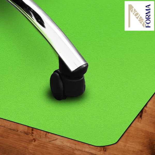 Grüne Bodenschutzmatte für Hartböden unter einem Bürostuhl auf Holzboden vor einer Ziegelwand mit Nova Forma Logo.