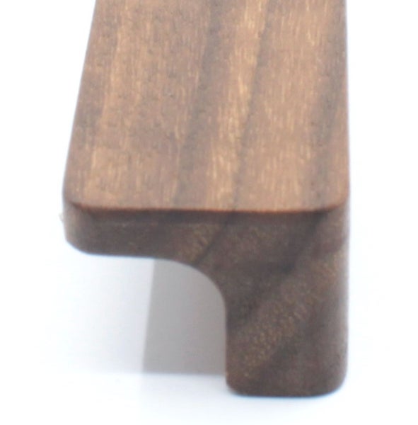 Möbelgriff aus Holz in L Form als Kantenprofil für Schubladen und Schranktüren