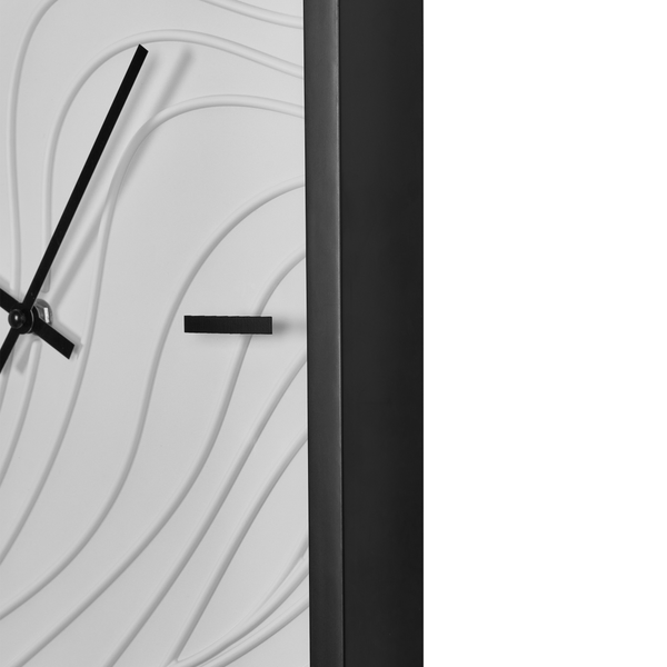 Detailansicht einer Wanduhr mit geschwungenen Linien auf dem Zifferblatt und einem Rahmen