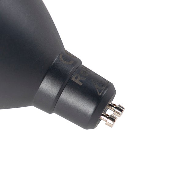Schwarzer GU10 Sockel eines LED-Leuchtmittels mit CE-Kennzeichnung und RoHS-Konformität.