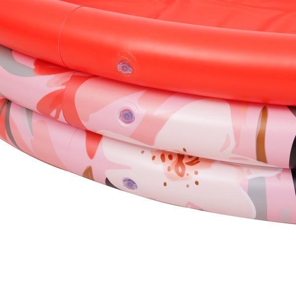 Detailansicht der aufblasbaren Ringe eines Kinderplanschbeckens mit Ventil.