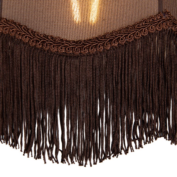Lampenschirm mit Fransenbesatz aus Stoff und dekorativer Bordüre für eine Leuchte.