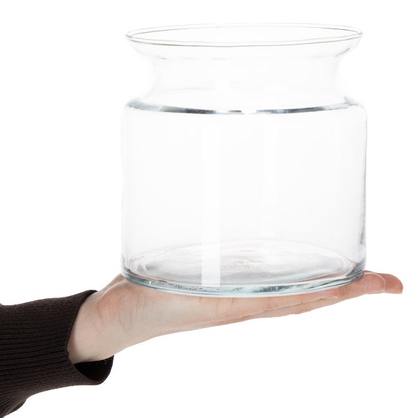 Transparentes Glasgefäß mit weitem Hals, 15 Zentimeter hoch und 15 Zentimeter breit.