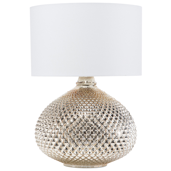 Tischleuchte mit weißem Lampenschirm und gemusterter Basis