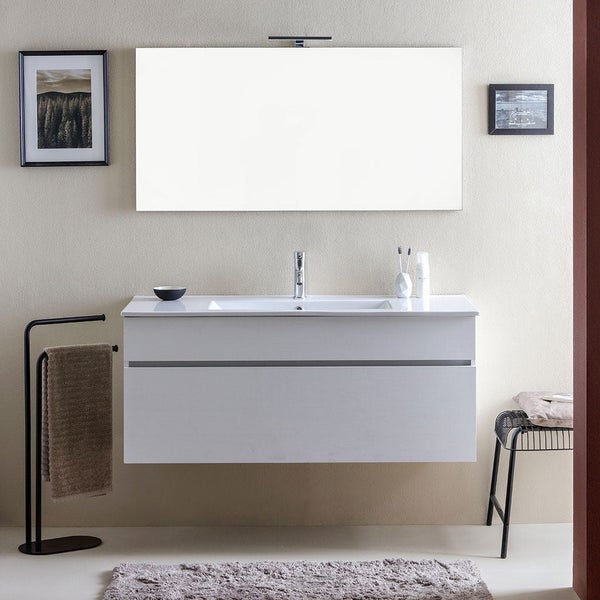 Hybrid Solar Wandleuchte mit 230 Volt Netzanschluss, integriertem Akku und Bewegungsmelder für die Außenbeleuchtung an einer Hauswand.