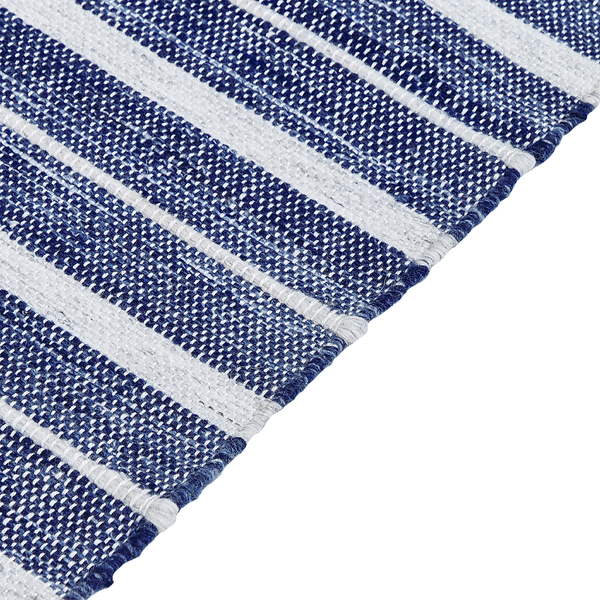 Gestreifter, gewebter Teppich in Blau und Weiß mit grober Struktur.