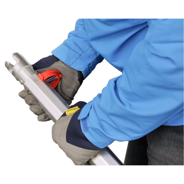 Person mit Handschuhen, die eine Aluminiumleiter hält