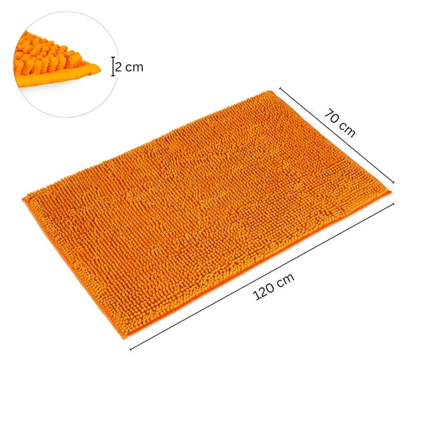 Orangefarbene Badematte aus Chenille mit den Maßen 120 mal 70 Zentimeter und einer Höhe von 2 Zentimeter.