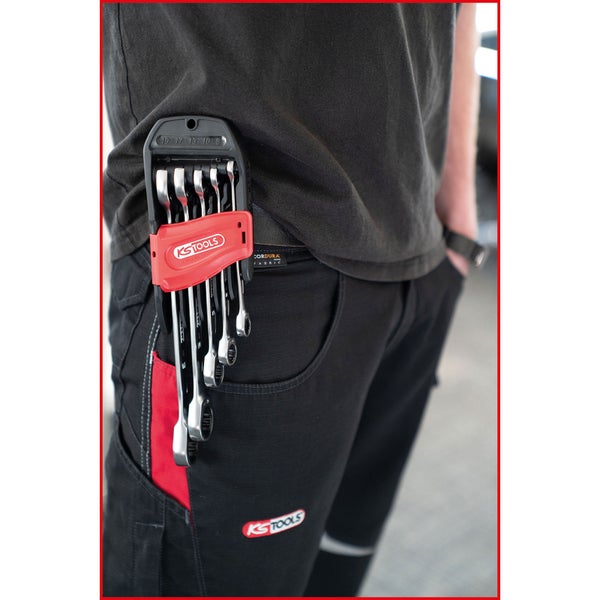 Ein Mann trägt einen Maulschlüsselsatz von KS Tools an seiner Hose.
