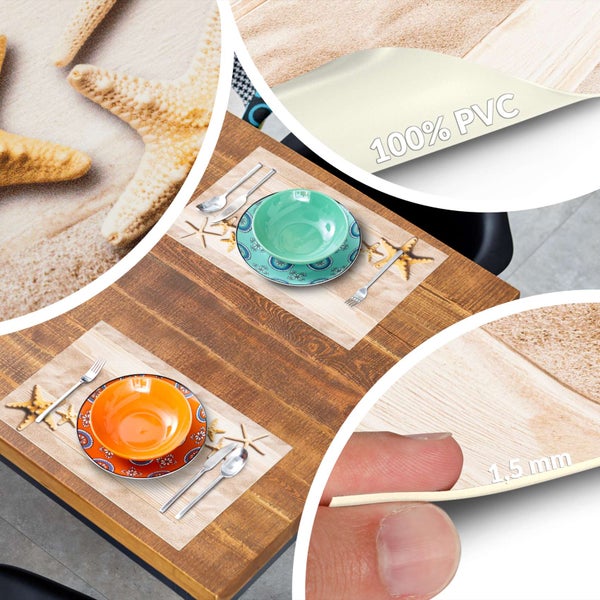Tischset aus 100 Prozent PVC, 1,5 Millimeter dick, mit Seestern- und Sandmotiv auf einem Holztisch mit Tellern und Besteck.