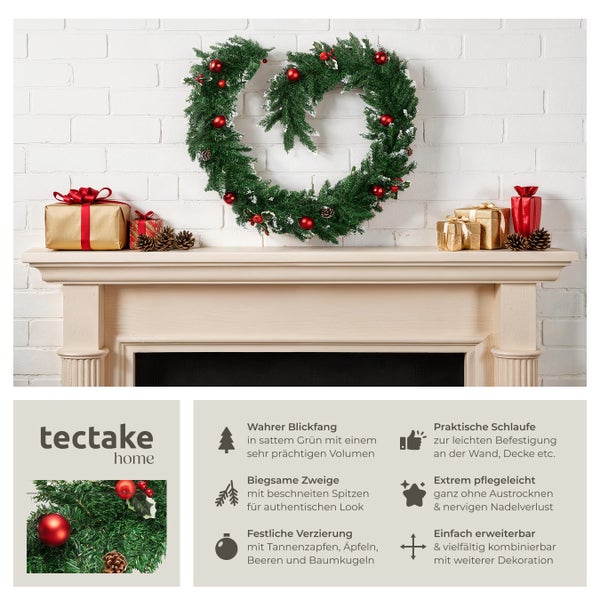 Dekorativer Weihnachtskranz mit Tannenzapfen und roten Kugeln über einem Kaminsims mit Geschenken.