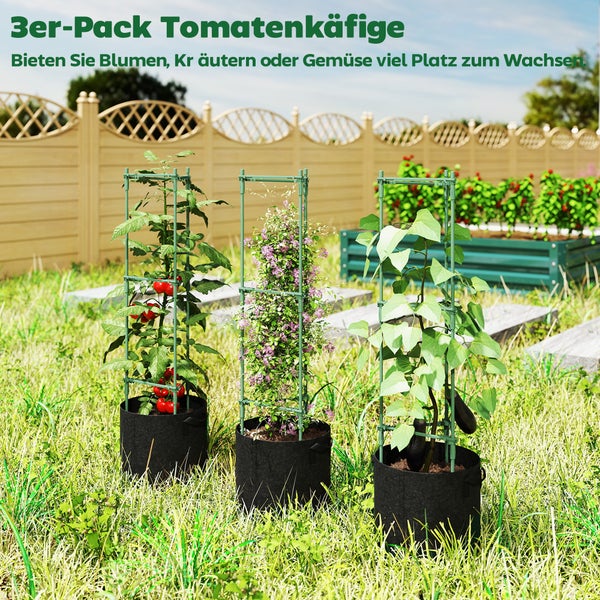 Drei schwarze Textil-Pflanztaschen mit grünen Rankhilfen auf Rasen vor einem weißen Zaun, bepflanzt mit Tomaten, Blumen und Gemüse.