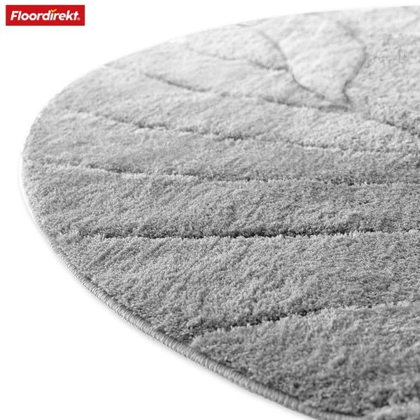 Detailansicht eines grauen Teppichs mit Blattmuster von Floordirekt