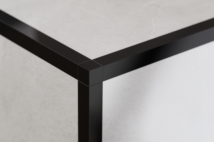 Detailansicht eines Tisches mit schwarzem Metallgestell und heller Tischplatte