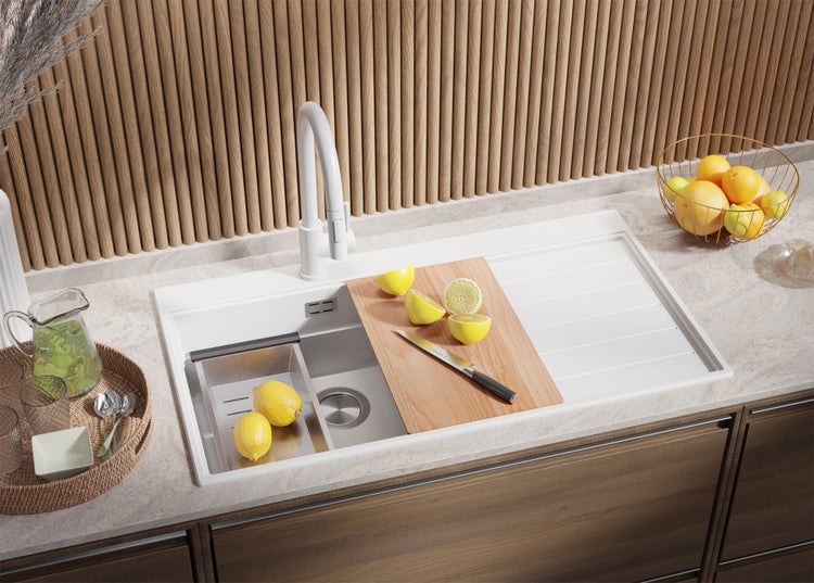 Küchenspüle mit Abtropffläche, Armatur, Schneidebrett und Zubehör in einer hellen, modern gestalteten Küche.