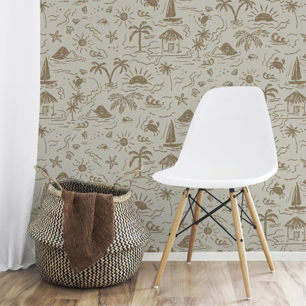 Raumgestaltung mit einer Wandtapete mit Strandmotiven, einem Flechtkorb und einem weißen Stuhl