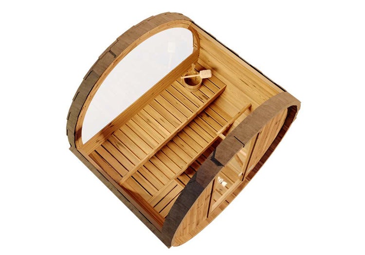 Draufsicht auf eine Fasssauna aus Holz mit Innenbänken, einem Holzeimer mit Kelle, einem großen Bogenfenster und einer Glastür.