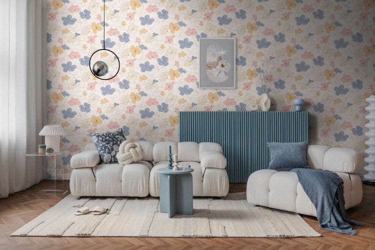 Wohnzimmer mit geblümter Tapete, weißem Polstersofa, blauem Lamellenpaneel und moderner Dekoration auf einem Teppich mit Fischgrätparkett.