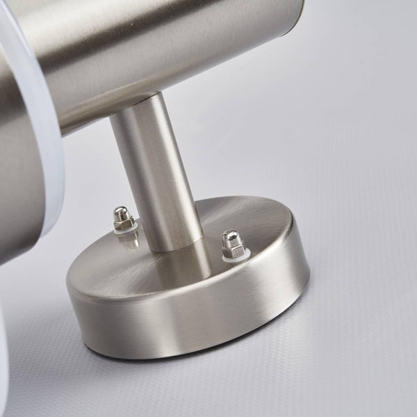 Detailansicht der Wandhalterung einer Wandleuchte aus gebürstetem Metall mit Befestigungsschrauben.