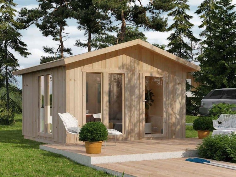 Gartenhaus aus Holz mit Satteldach, großen Glasfenstern und einer Glastür auf einer Holzterrasse im Garten.