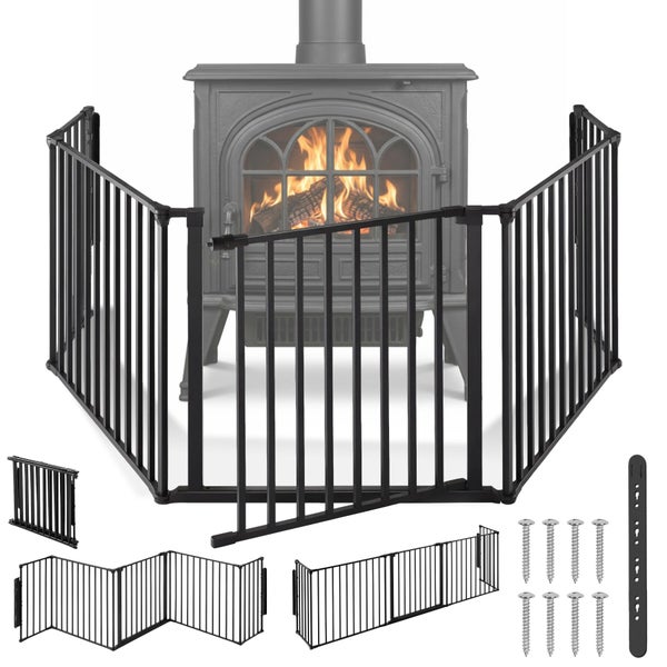 Schwarzes Kamingitter aus Metall mit einer Tür vor einem brennenden Kaminofen, inklusive Montagematerial wie Schrauben und Wandhalterungen.