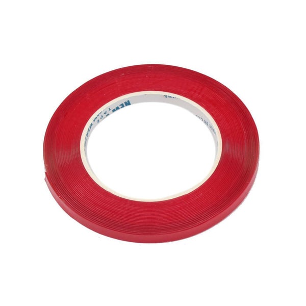 Eine Rolle doppelseitiges Klebeband mit roter Abdeckfolie.