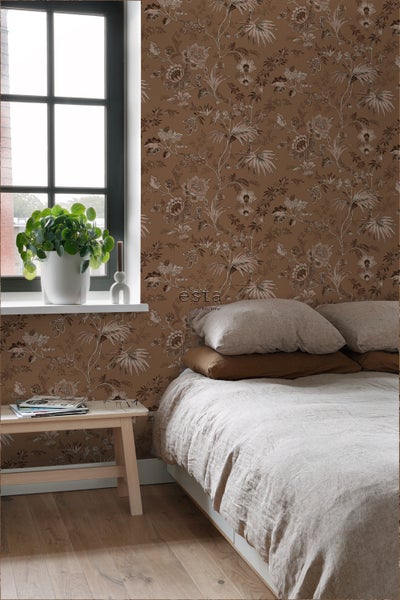 Ein Schlafzimmer mit Bett und floral gemusterter Tapete.