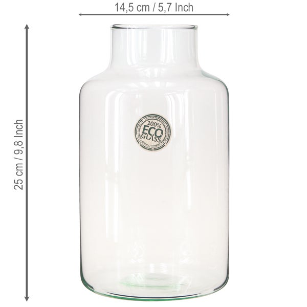 Transparente Glasvase aus 100 Prozent Recyclingglas mit einer Höhe von 25 Zentimeter und einem Durchmesser von 14,5 Zentimeter.