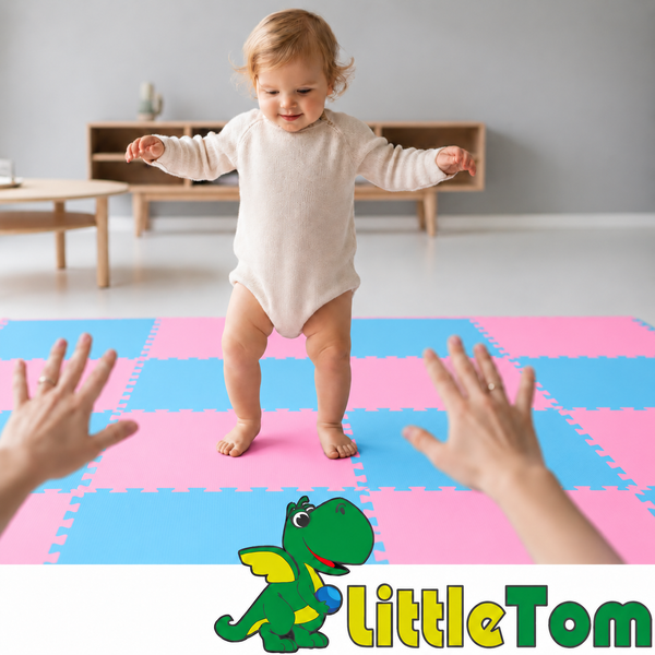 Ein Kleinkind macht seine ersten Schritte auf einer Little Tom Schaumstoff Spielmatte in einem Wohnzimmer unter Aufsicht der Eltern.