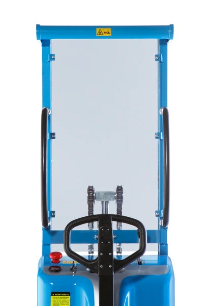 Oberer Teil eines Elektro-Hochhubwagens mit transparenter Schutzscheibe, blauem Metallrahmen, Handgriffen und Steuerdeichsel mit Not-Aus-Schalter.