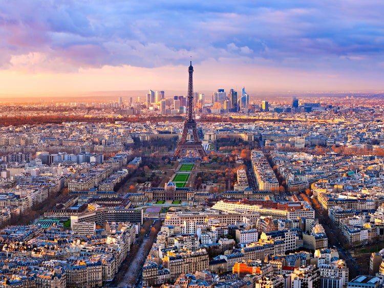 Luftaufnahme von Paris mit dem Eiffelturm und Stadtgebäuden