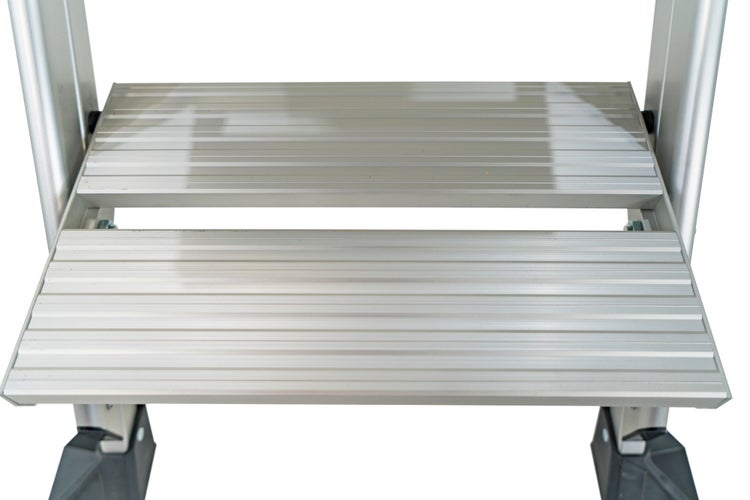 Detailansicht der geriffelten Stufen einer Aluminiumleiter