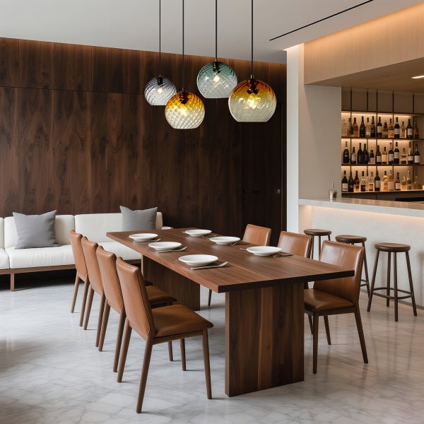 Esstisch mit Stühlen und Pendelleuchten in einem modern eingerichteten Raum