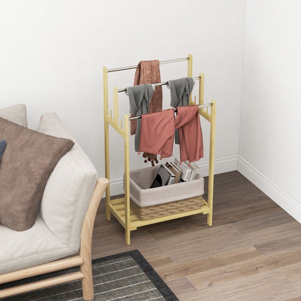 Gestufter Kleiderständer aus Bambus mit drei Metallstangen und einem Aufbewahrungskorb unten, neben einem Sofa in einem hellen Raum.