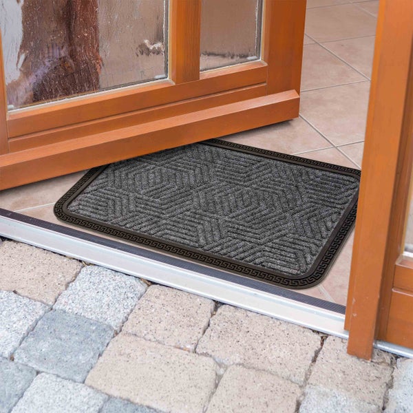 Fußmatte mit geometrischem Muster vor einer offenen Tür