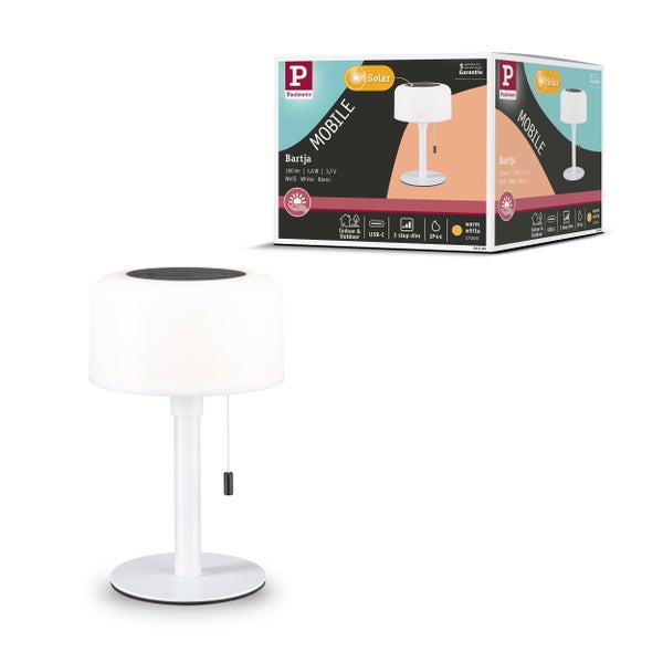 Verschiedene Lampen mit Glühbirnen in einem Raum.